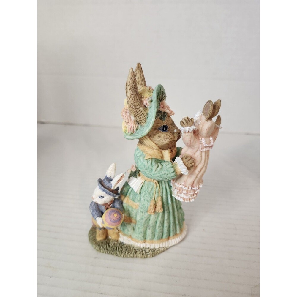 1994 The Victorian Collection Mother Hopper With Tom and Lilly Figurine